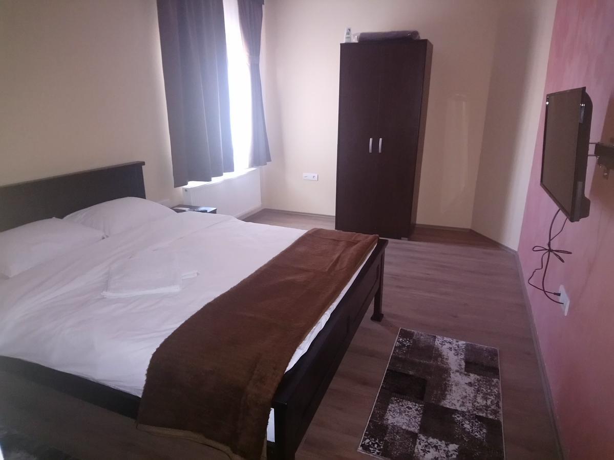 Prenociste Hrast Hostel Парачин Екстериор снимка