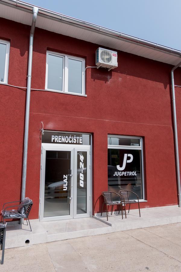 Prenociste Hrast Hostel Парачин Екстериор снимка